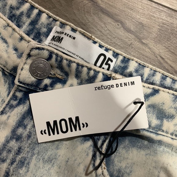 refuge Denim - Refuge denim mom jeans NWT size 5. Acid wash. High waist. Great quality